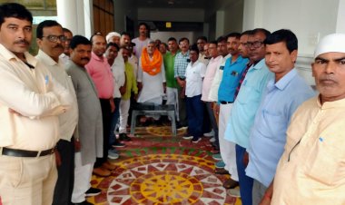 जनपद के शिक्षामित्रों ने एमएलसी देवेंद्र प्रताप सिंह का सम्मान व आभार प्रकटकर ज्ञापन सौंपा