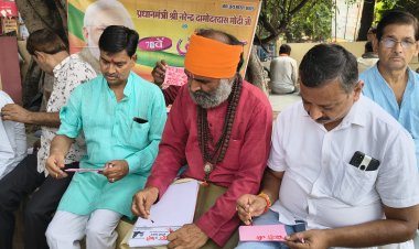 प्रधानमंत्री मोदी के जन्मदिन पर बुंदेलों ने खून से लिखे 75 खत