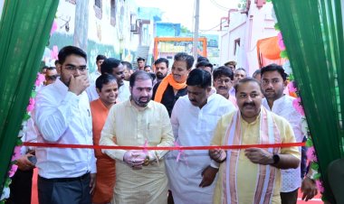 प्रधानमंत्री के व्यक्तित्व व कृतित्व पर आधारित प्रदर्शनी का फीता काटकर खाद्य एवं रसद मंत्री ने किया शुभारम्भ