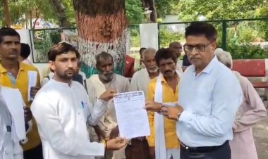 बैंक खाते सीज हाेने पर आक्रोशित किसानाें ने कलेक्ट्रेट का किया घेराव