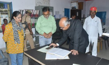 डीएम ने कल्याणपुर ब्लॉक कार्यालय का लिया जायजा, अनुपस्थित 13 कर्मचारियों का राेका वेतन