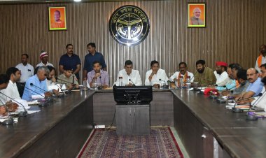 प्रभारी मंत्री एके शर्मा ने लोक निर्माण विभाग को लगाई कड़ी फटकार