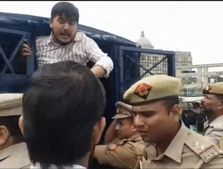 छात्रों पर लाठीचार्ज मामले में बाराबंकी के सीओ सिटी हटे, इंस्पेक्टर और चौकी इंचार्ज लाइन हाजिर