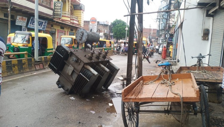 वाराणसी के हुकुलगंज में ट्रक में तार फंसने से सड़क पर गिरा ट्रांसफार्मर