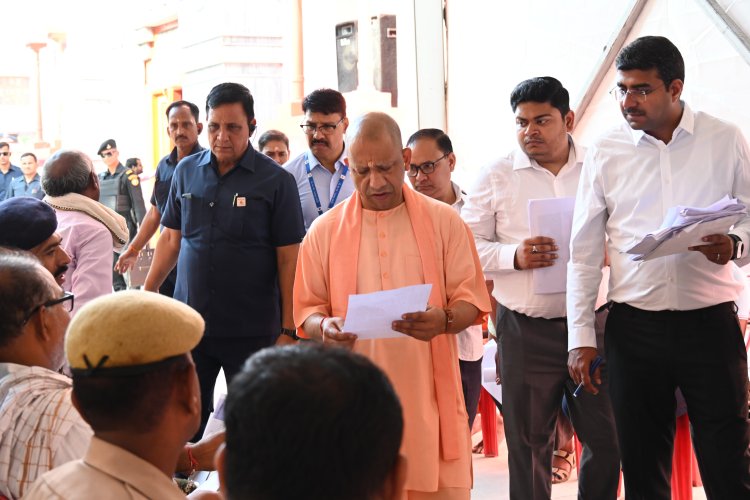 गोरखपुर में मुख्यमंत्री योगी ने जनता दर्शन में लोगों की समस्याएं सुनीं
