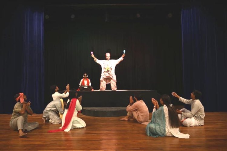 एकता की मार्मिक नाट्य प्रस्तुति “बुढ़िया का चश्मा“ का मंचन