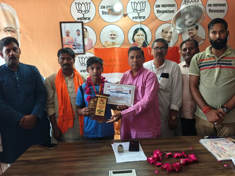 राज्य स्तर की कुश्ती में चार स्वर्ण पदक विजेता पहलवान आयुषी को विधायक ने किया सम्मानित