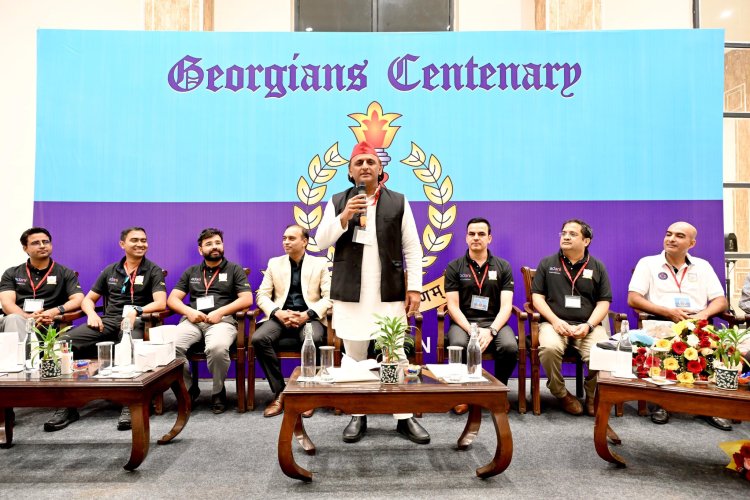 सपा मुखिया अखिलेश यादव आगरा पहुंचे।आयोजित कार्यक्रम में पुराने सहपाठियों से मिले