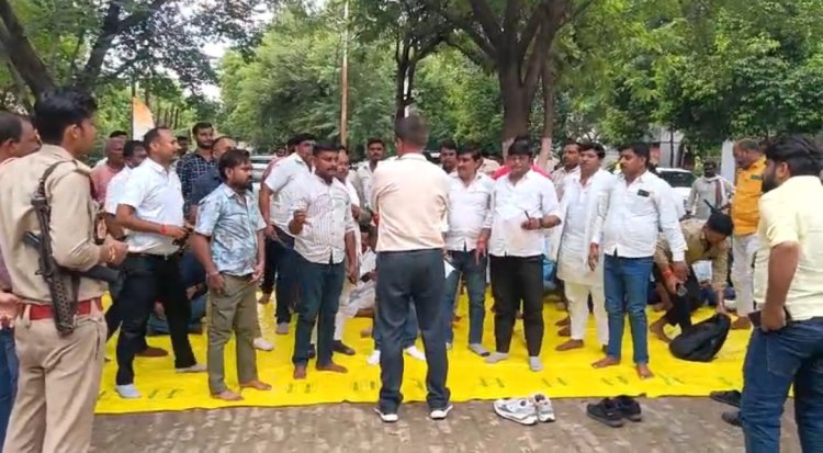 ट्रक ऑपरेटर्स ने कलेक्ट्रेट में किया प्रदर्शन, विभागीय कार्रवाई पर जताया गुस्सा