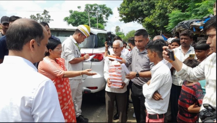 कन्नौज: बाढ़ प्रभावित कासिमपुर में प्रभारी मंत्री ने सुनी समस्याएं, बांटी राहत सामग्री