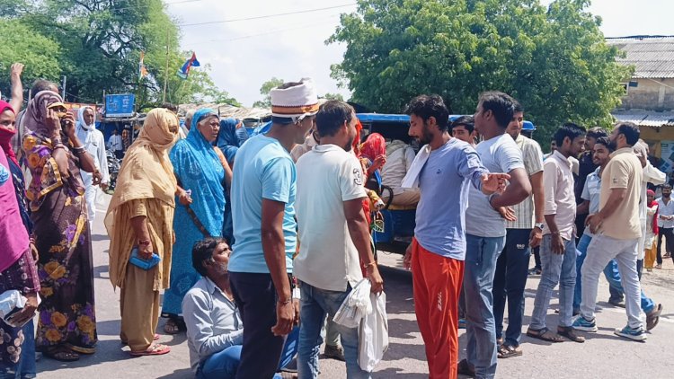 खाद की किल्लत से परेशान किसानों ने हाईवे जाम किया