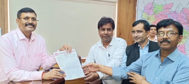 मंडलायुक्त से मिला उप्र मान्यता प्राप्त पत्रकार समिति का प्रतिनिधि मंडल