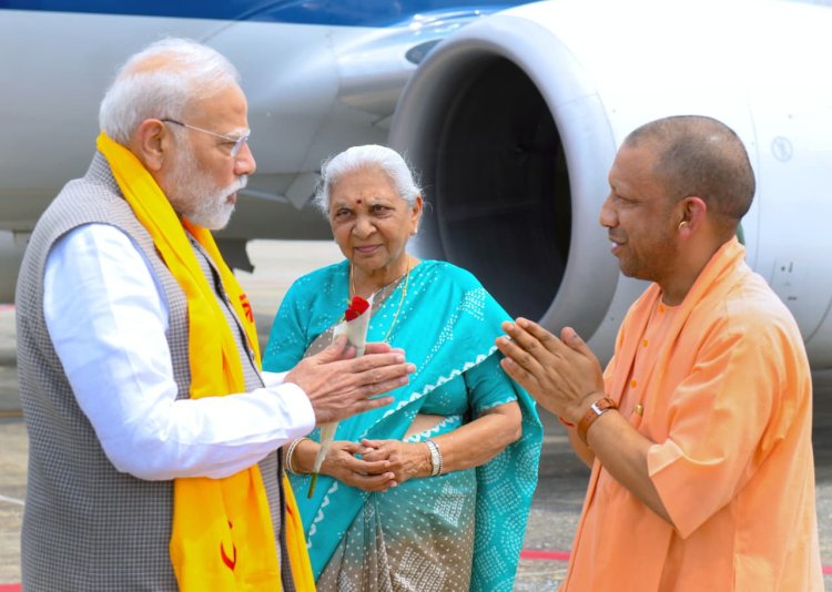 काशीवासियों ने अपने सांसद नरेन्द्र मोदी का किया गर्मजोशी से स्वागत , काफिले पर की गुलाब पंखुड़ियों की वर्षा