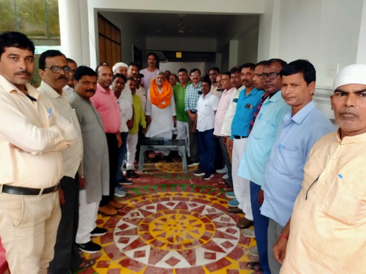 जनपद के शिक्षामित्रों ने एमएलसी देवेंद्र प्रताप सिंह का सम्मान व आभार प्रकटकर ज्ञापन सौंपा