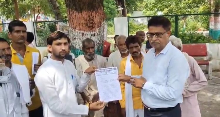 बैंक खाते सीज हाेने पर आक्रोशित किसानाें ने कलेक्ट्रेट का किया घेराव