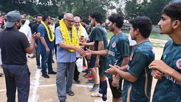 फुटबॉल खिलाड़ी सोमनाथ ने खिलाड़ियों का किया उत्साहवर्धन