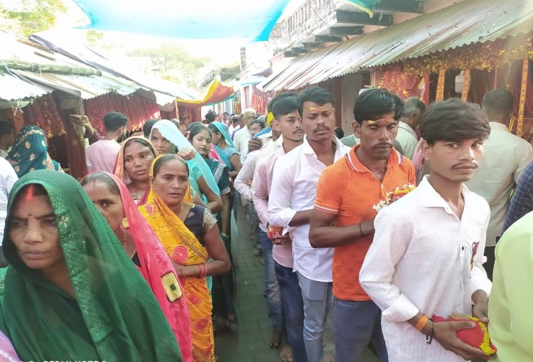 गडबड़ा शीतला धाम में उमड़े भक्त, भोर से ही दर्शन के लिए कतार में लगे