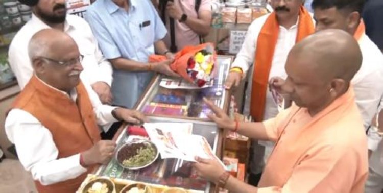 मुख्यमंत्री योगी ने हजरतगंज में व्यापारियों और ग्राहकों से किया संवाद