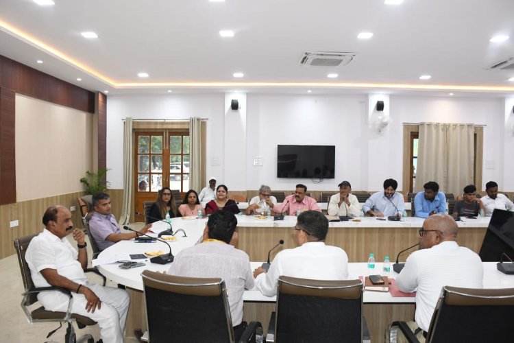 जीएसटी की नई दरों से बेंचे सामान, आम जनता को मिले इसका लाभ: जिलाधिकारी मनीष कुमार वर्मा