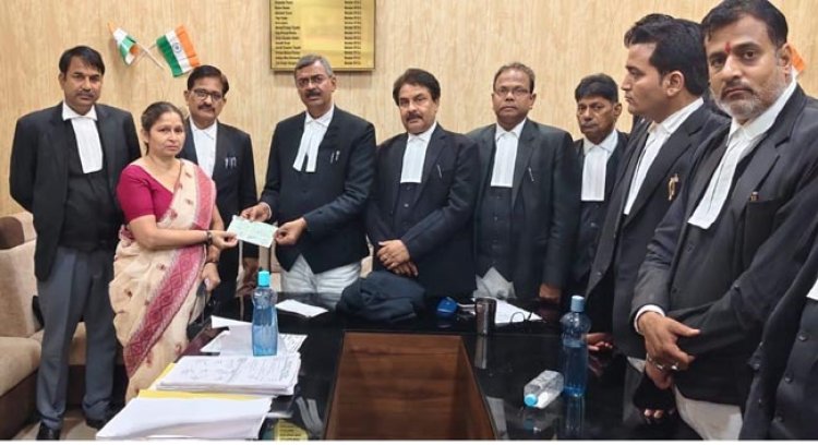 हाईकोर्ट बार की ओर से 12 दिवंगत अधिवक्ताओं की पत्नियों को दिए गए 5-5 लाख के चेक