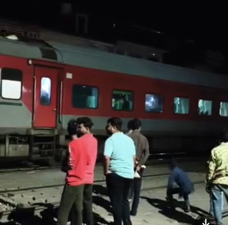 दिल्ली-हावड़ा रेल मार्ग पर गरीब रथ ट्रेन की चपेट में आने से युवक की मौत