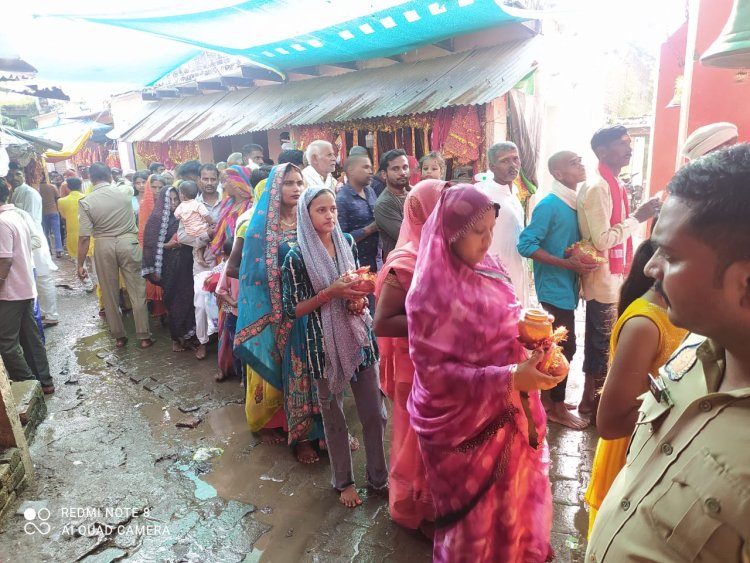 गड़बड़ा शीतला धाम में नवरात्र के पांचवें दिन उमड़े हजारों श्रद्धालु