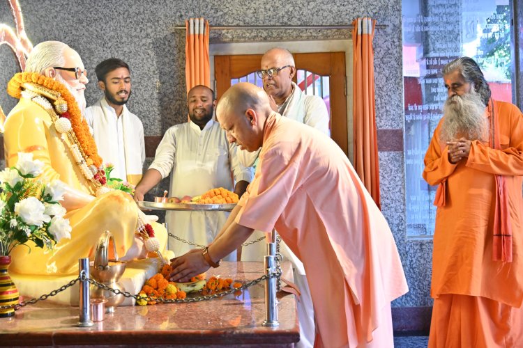 मुख्यमंत्री योगी आदित्यनाथ ने गोरखनाथ मंदिर में किया दर्शन-पूजन