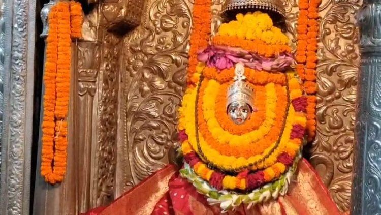 शारदीय नवरात्र के महाअष्टमी पर श्रद्धालुओं ने मां अन्नपूर्णा की चौखट पर टेका मत्था