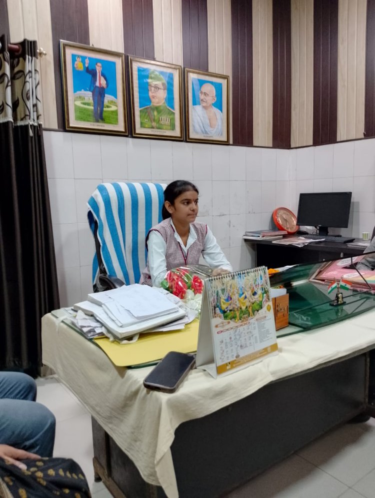 मेधावी छात्रा माधवी बनीं एक दिन की सीएचसी प्रभारी, मरीजाें का लिया हालचाल