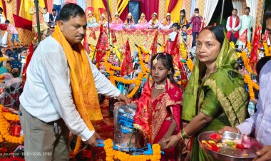 दुर्गा पूजनोत्सव में बालिकाओं को सौगात, ग्राम प्रधान ने दी 45 साइकिलें