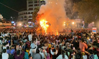 वाराणसी:असत्य पर सत्य के विजय का पर्व विजयादशमी धूमधाम से मना,धूं धूं कर जले रावण