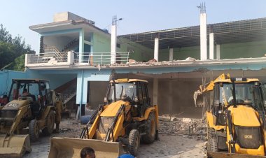 बरेली बवालः आरोपितों के अवैध बारात घर पर चला बुलडोजर, मकान भी सील