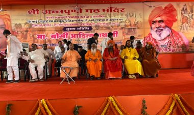 मुख्यमंत्री योगी आदित्यनाथ वाराणसी पहुंचे,400 सफाई कर्मियों का करेंगे सम्मान