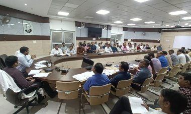 विद्युत व्यवस्था में सुधार लाने काे लेकर डीएम ने अधिकारियों को लगाई फटकार