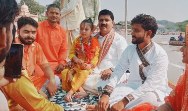 श्रृंग्वेरपुरधाम निषादराज की नगरी मे केवट बनकर श्री राम कथा आयोजक आनंद पांडे राजन महाराज के पखारे चरण