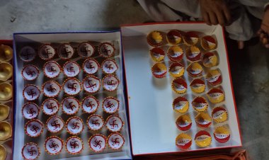 गोबर से कमाई की रोशनी: रामानुजगंज की महिलाएं बना रहीं इको-फ्रेंडली दीये, दीपावली पर सजेंगे घर-आंगन