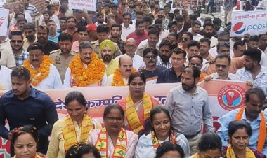 विदेशी कंपनियां भारत छोड़ो के आह्वान के साथ मुरादाबाद पहुंचा स्वदेशी संकल्प यात्रा रैली रथ