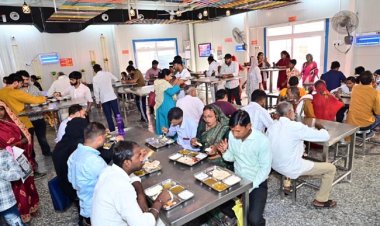 पूर्व महापौर अभिलाषा गुप्ता ने ‘मां की रसोई’ में किया सेवा कार्य