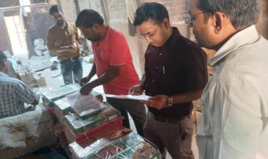 खाद्य विभाग ने दो सौ किलो खोया व चार सौ किलो सोहन पापड़ी नष्ट कराया