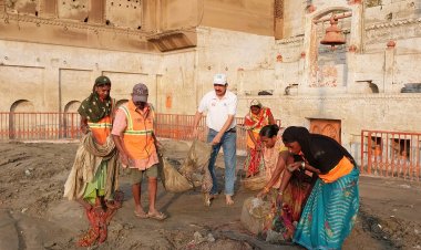 मोक्षतीर्थ मणिकर्णिकाघाट पर नमामि गंगे ने चलाया स्वच्छता अभियान,जर्मनी के पर्यटक भी हुए शामिल