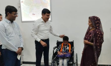 दिव्यांग नीलेश को अब नहीं पड़ेगी सहारे की जरुरत, डीएम ने दी व्हीलचेयर