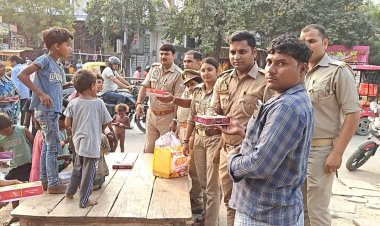 वाराणसी पुलिस ने गरीब बच्चों में पटाखे और मिठाई बांट कर उनकी दीपावली की खुशियां दोगुनी कर दी