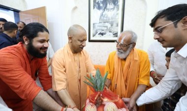 मुख्यमंत्री योगी ने दीपावली पर साधु-संतों से की मुलाकात, दिया उपहार