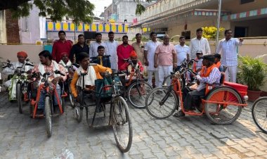 भाजपा के जिलाध्यक्ष हंसराज ने सफाई कर्मियों और दिव्यांगजनों को बांटी मिठाई