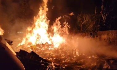 पटाखे व आतिशबाजी की चिंगारी से खाली प्लॉट में पड़ी लकड़ियों में उठीं आग की लपटें