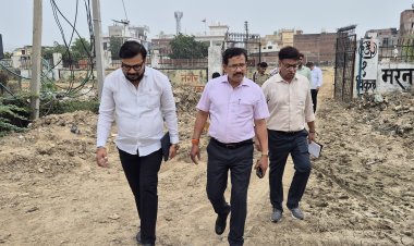 शहीद पार्क के निर्माण का जायजा लेने पहुंचे जिलाधिकारी, ठेकेदार पर कार्रवाई के निर्देश