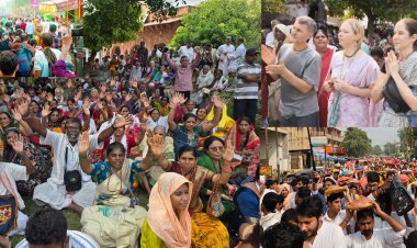 तेरे माथे मुकुट बिराज रहयौ... श्री गोवर्धन महाराज, विदेशी भक्ताें ने भी की गोवर्धन पूजा