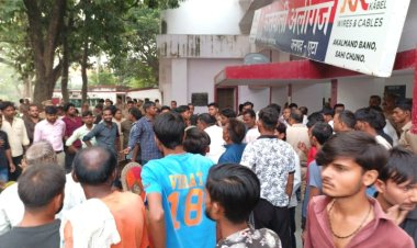 एटा में पूर्व प्रधान की हत्या, गिरफ्तारी को लेकर थाने पर शव के साथ ग्रामीणों और परिजनों का प्रदर्शन।