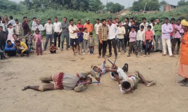 उप्र के हमीरपुर जिले के बेरी गांव में ऐतिहासिक किले के पास हुआ लट्ठमार दीवारी नृत्य