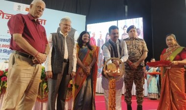 केंद्रीय ग्रामीण विकास राज्य मंत्री कमलेश पासवान ने दीप प्रज्ज्वलन कर किया रोजगार मेला कार्यक्रम का शुभारंभ